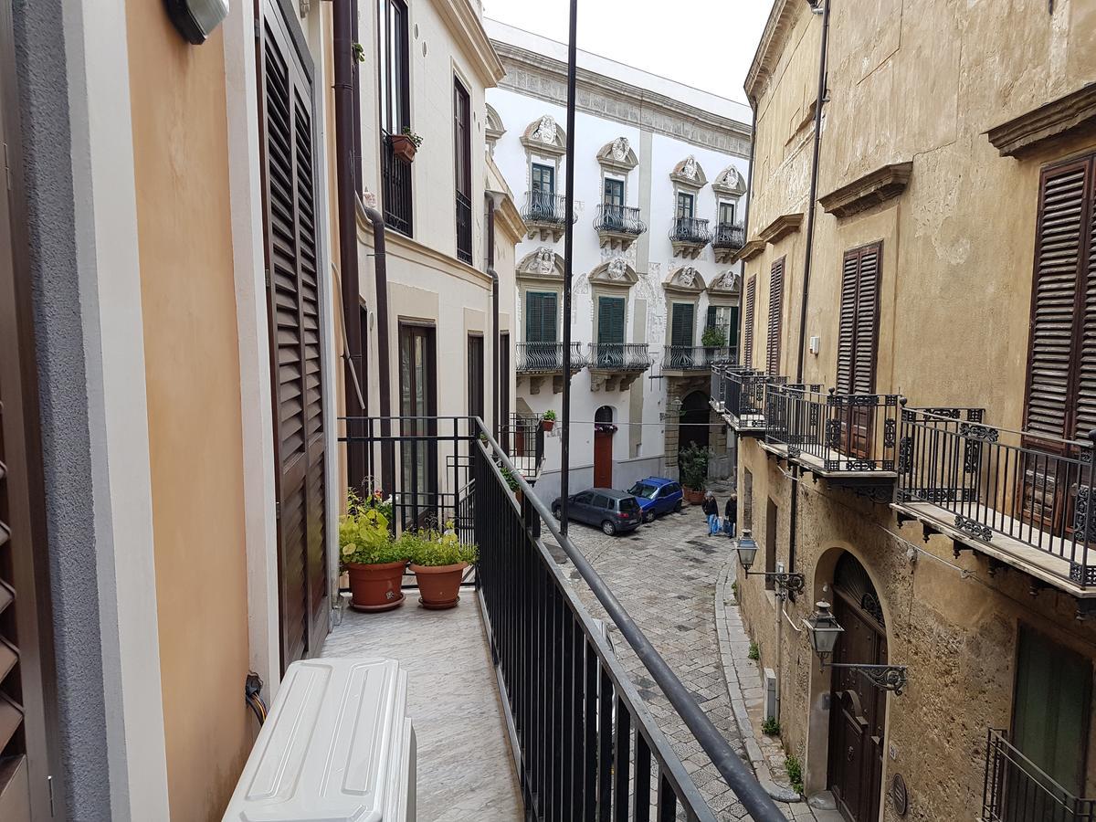 Bed & Parking Apartment Palermo Exterior photo