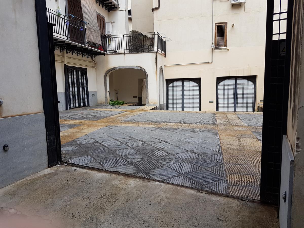 Bed & Parking Apartment Palermo Exterior photo